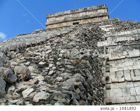 チェチェンイッツァを見上げる 1081892