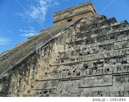 チェチェンイッツァを見上げる 1081894