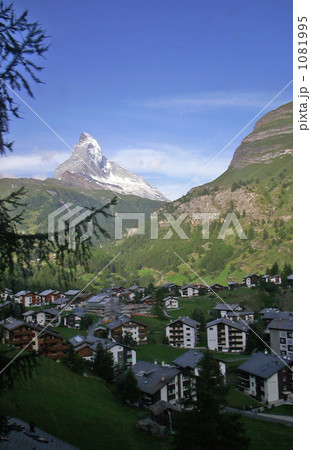マッターホルンとツェルマットの街 1081995