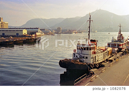 函館港1974（青函連絡船のタグボートと函館山）の写真素材 [1082076] - PIXTA