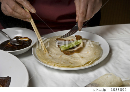 春餅で北京ダックを包む 1083092