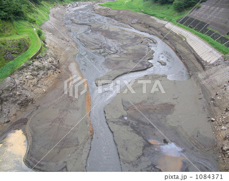 旱魃で見えた砂に埋まった湖底 旱魃で見えた砂に埋まった湖底 1084371