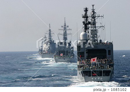 観艦式で隊列を組む護衛艦 1085102