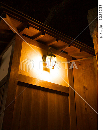 日本家屋の玄関照明の写真素材