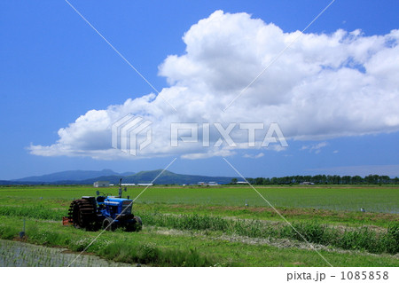 大潟村の田園風景とトラクター 大潟村の田園風景とトラクター 1085858