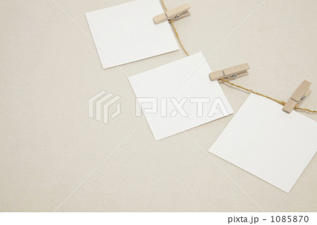 木製の洗濯ばさみとメモ用紙 1085870
