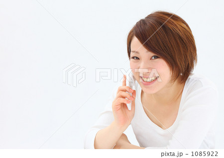 携帯電話で話す女性 1085922