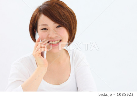 正面 女性 携帯電話 正面 女性 携帯電話 1085923