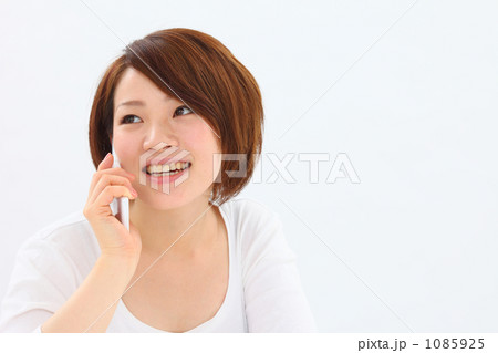 正面 女性 携帯電話 正面 女性 携帯電話 1085925