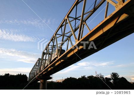 夕焼けに染まる陸橋 1085965