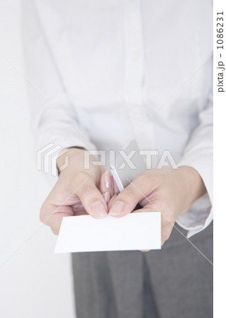 名刺を差し出すＯＬの手元 1086231