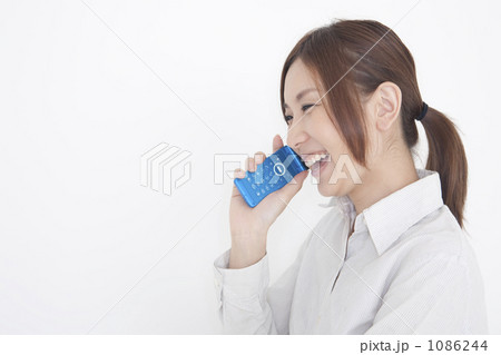 携帯電話で会話するＯＬ 1086244