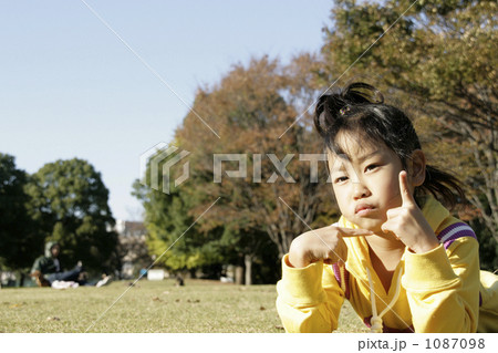 困った顔で考え中の女の子 1087098
