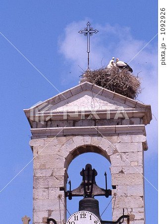 スペインの町の小さなコウノトリの巣 1092926