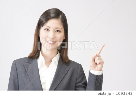 案内する女性 1093242