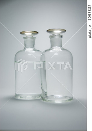 2本のガラスの薬瓶 2本のガラスの薬瓶 1093882
