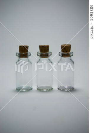3本のガラスの薬瓶 1093886