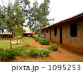 ケニアの田舎にある小学校 1095253