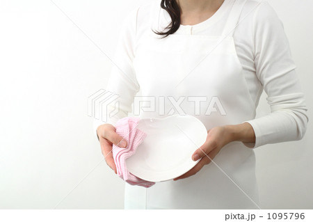 ハートのお皿を拭く白いエプロンの女性　4 1095796