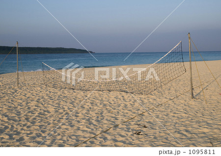 砂浜のバレーボールコート 1095811