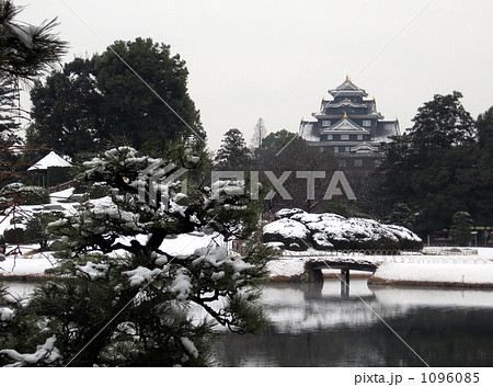 雪の後楽園より、岡山城を望む 1096085