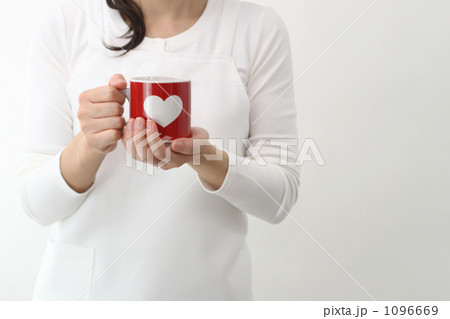 マグカップを持つ主婦の写真素材