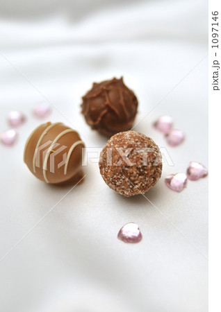 シルバーのサテン布と丸チョコ。 1097146