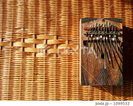 籐籠の上のカリンバ 1099532