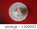 ハート形のワイヤーバスケットに入った薔薇 1100002