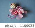ハート形のワイヤーバスケットに入った薔薇 1100023