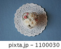 ハート形のワイヤーバスケットに入った薔薇 1100030