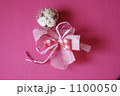ハート形のワイヤーバスケットに入った薔薇 1100050