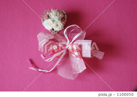 ハート形のワイヤーバスケットに入った薔薇 1100050