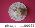 ハート形のワイヤーバスケットに入った薔薇 1100053
