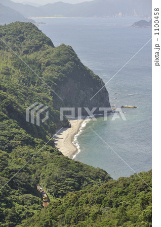 峠から望む山陰本線 1100458