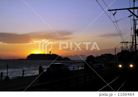 夕暮れの江ノ島と江ノ電 夕暮れの江ノ島と江ノ電 1100464