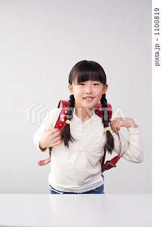 ランドセルを背負う女の子 小学２年生 の写真素材