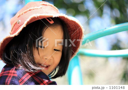 振り向く女の子 1101148