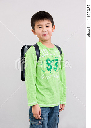 ランドセルを背負う小学生 小学3年生 の写真素材 1102087 Pixta