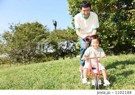 公園で遊ぶ親子の写真素材