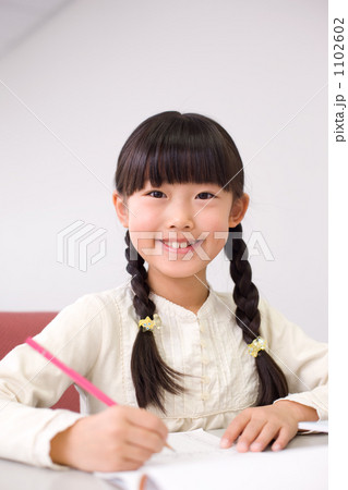 勉強する女の子 小学2年生 の写真素材