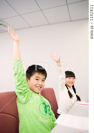 手を挙げる小学生 1102811