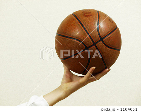 バスケットボール 片手 ボールの写真素材