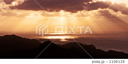 父島の夕焼け 1106126