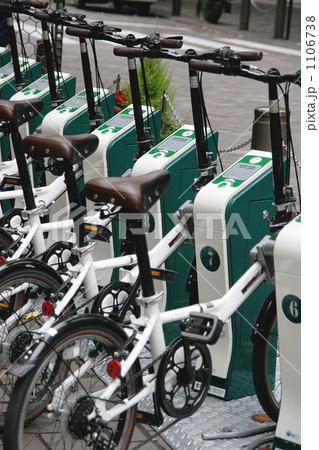 パーキングに並ぶレンタサイクル 1106738