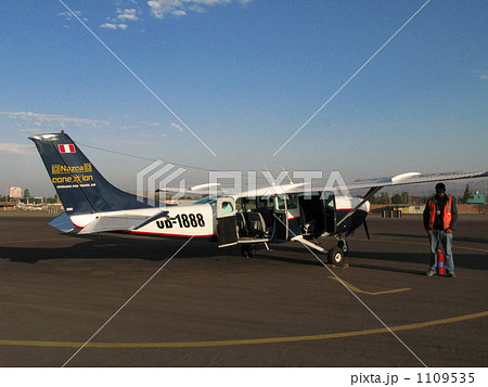 ナスカのセスナ機 1109535