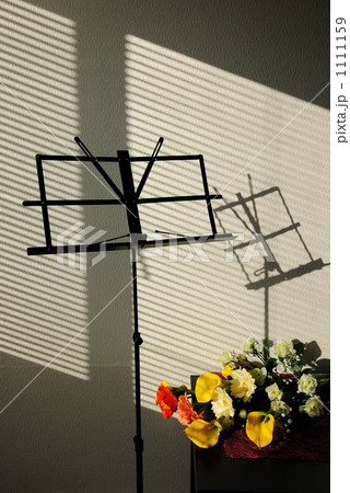 日の当たる部屋　譜面台と花束 1111159