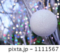 イルミネーションとオーナメント 1111567