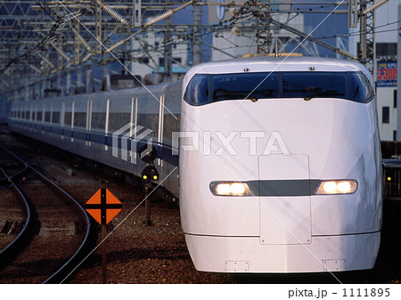 岡山駅に入線するJR東海所有の300系のぞみ 1111895