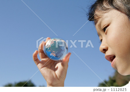 きれいな地球を手にする女の子 きれいな地球を手にする女の子 1112025